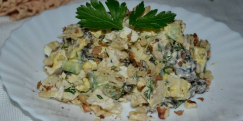 Salát s kuřecím masem a sušenými švestkami - chutné recepty